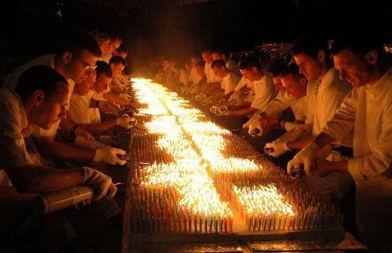 Brush world record! The man points 72 thousand candles on a giant cake
