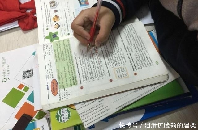 上海妈妈辅导女儿作业