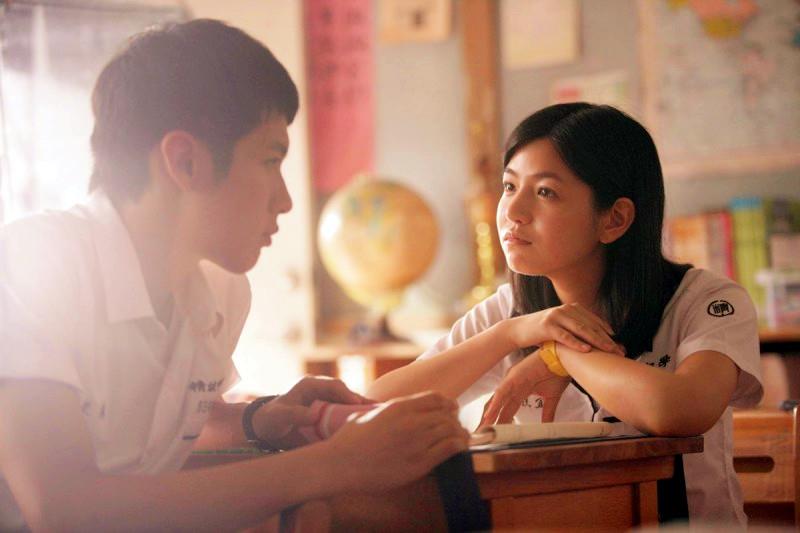 在酒吧亲嘴视频解内衣_亲嘴视频激励烈解内衣(2)