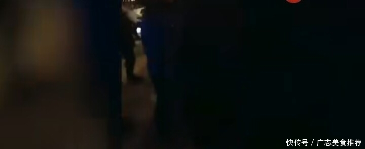 重庆居民楼起火堵路私家车