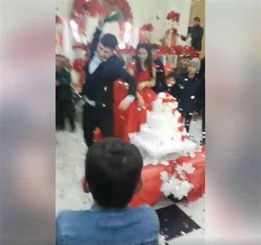 新郎婚礼上播放新娘的视频